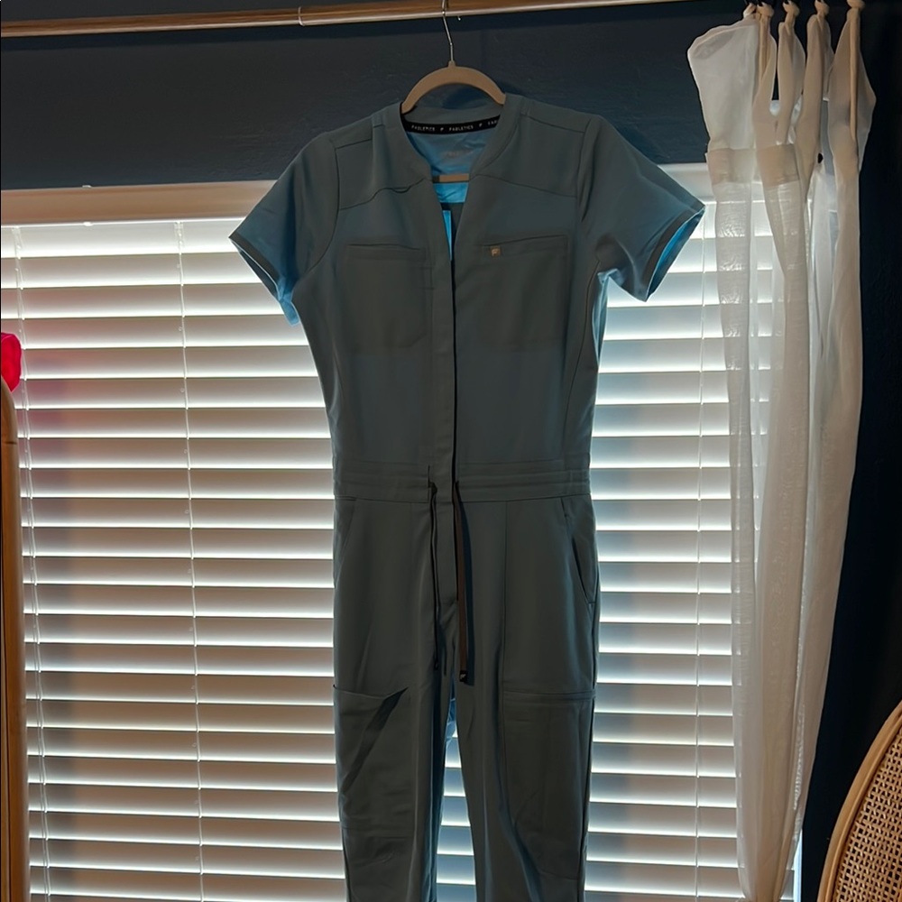 Fabletics scrub jumpsuit
Xs blue scrub jumpsuit 
EUC